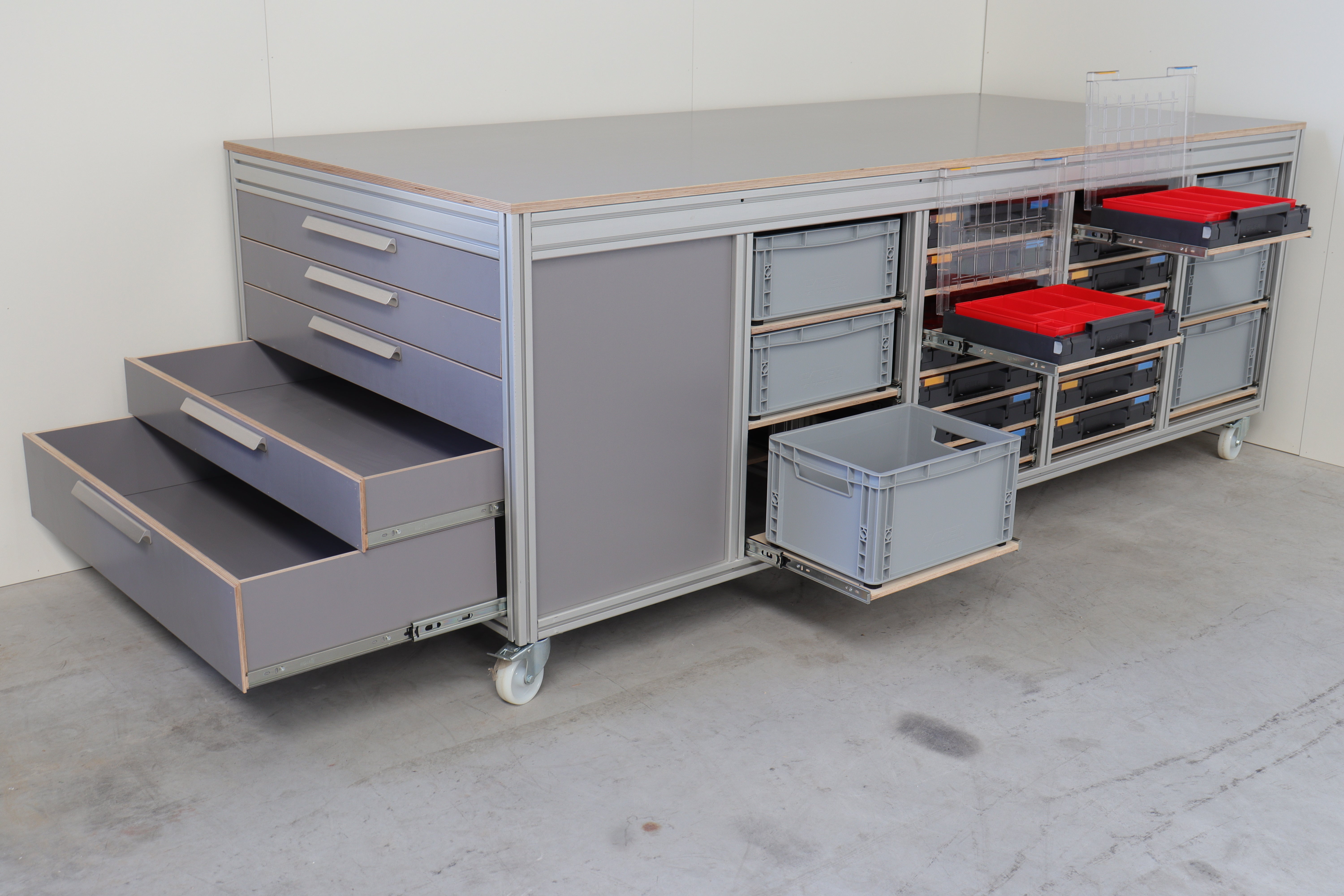 Grote mobiele werktafel met lades en opbergboxen