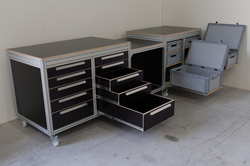 Verrijdbare werkbank met afkortzaag donker betonplex